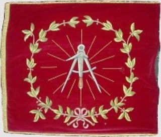 Eine rote Fahne mit einem Lorbeerkranz um einen Zirkel